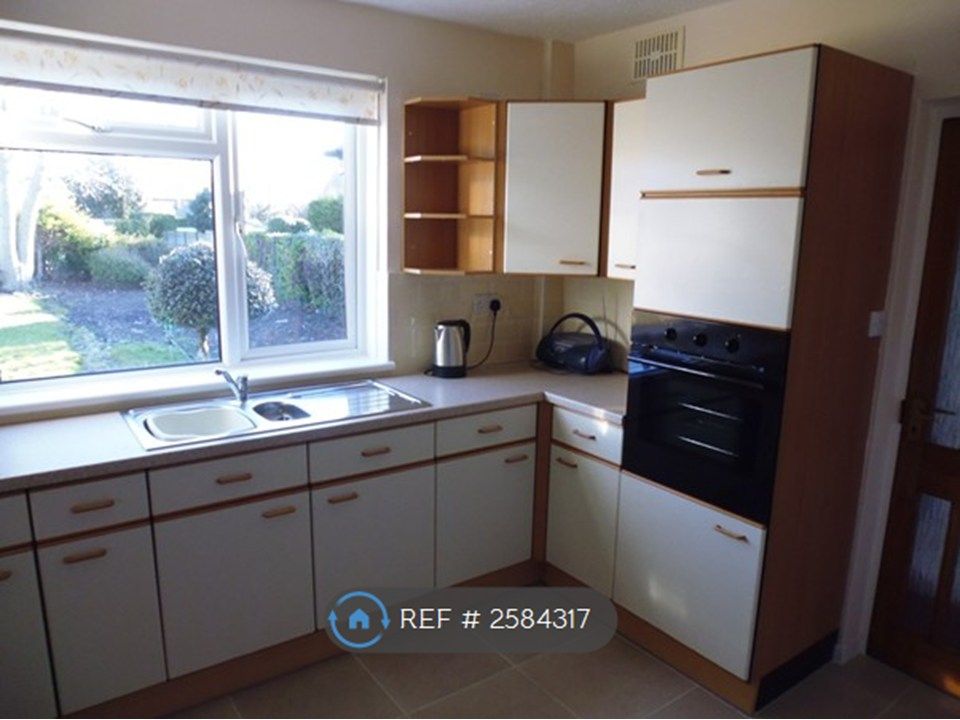 Property photo 3 of 11 Kitchen