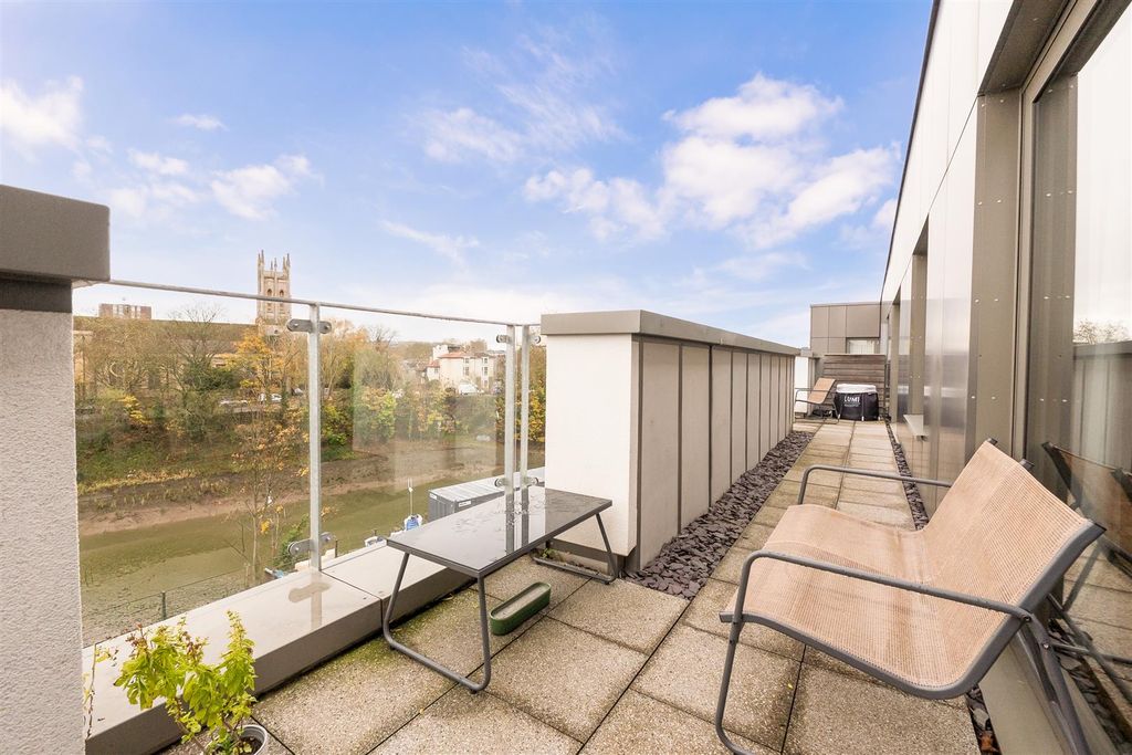 Property photo 2 of 13 112-Hope-Quay-Bs1-10.Jpg