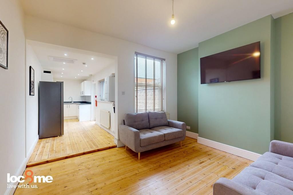 Property photo 1 of 13 A Bright And Inviting Large Modern Living Room, Pe...