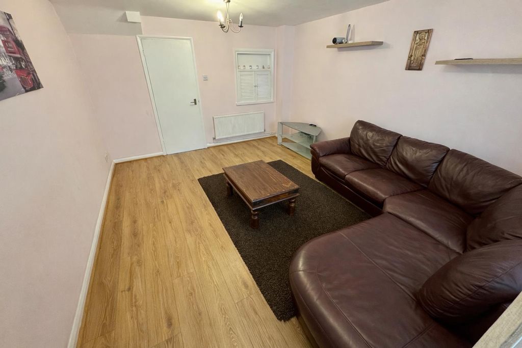 Property photo 3 of 9 Lounge / Dining Room