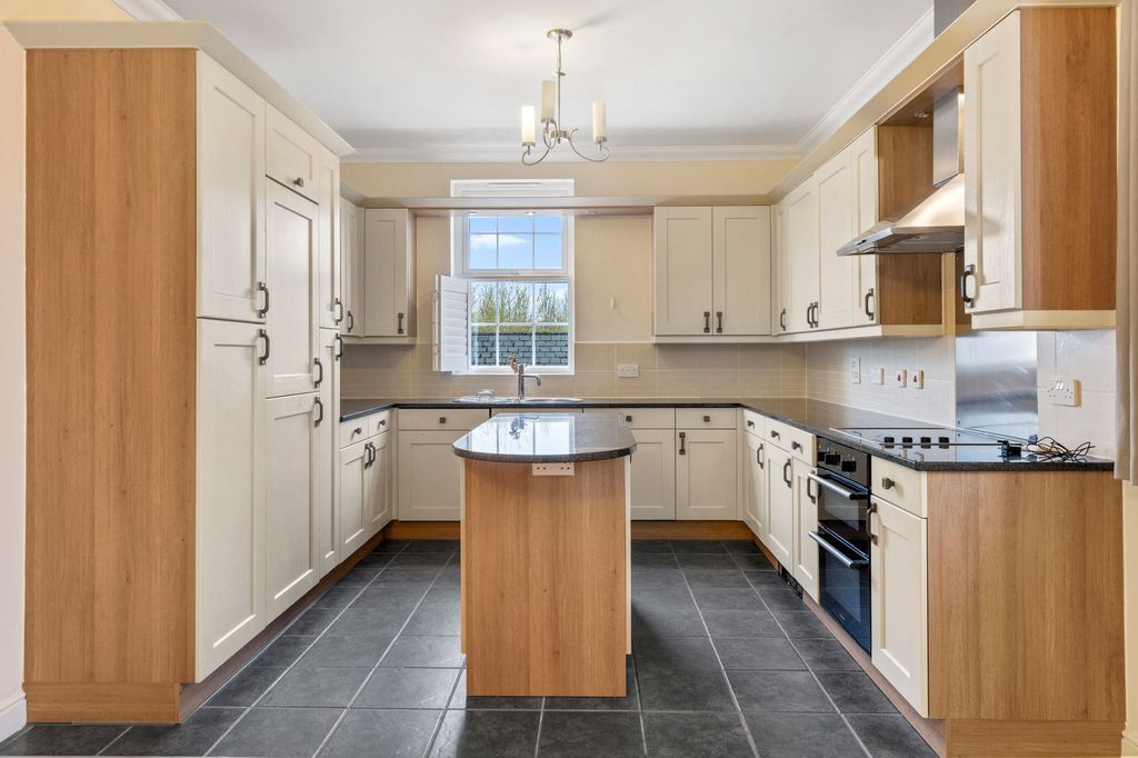 Property photo 2 of 26