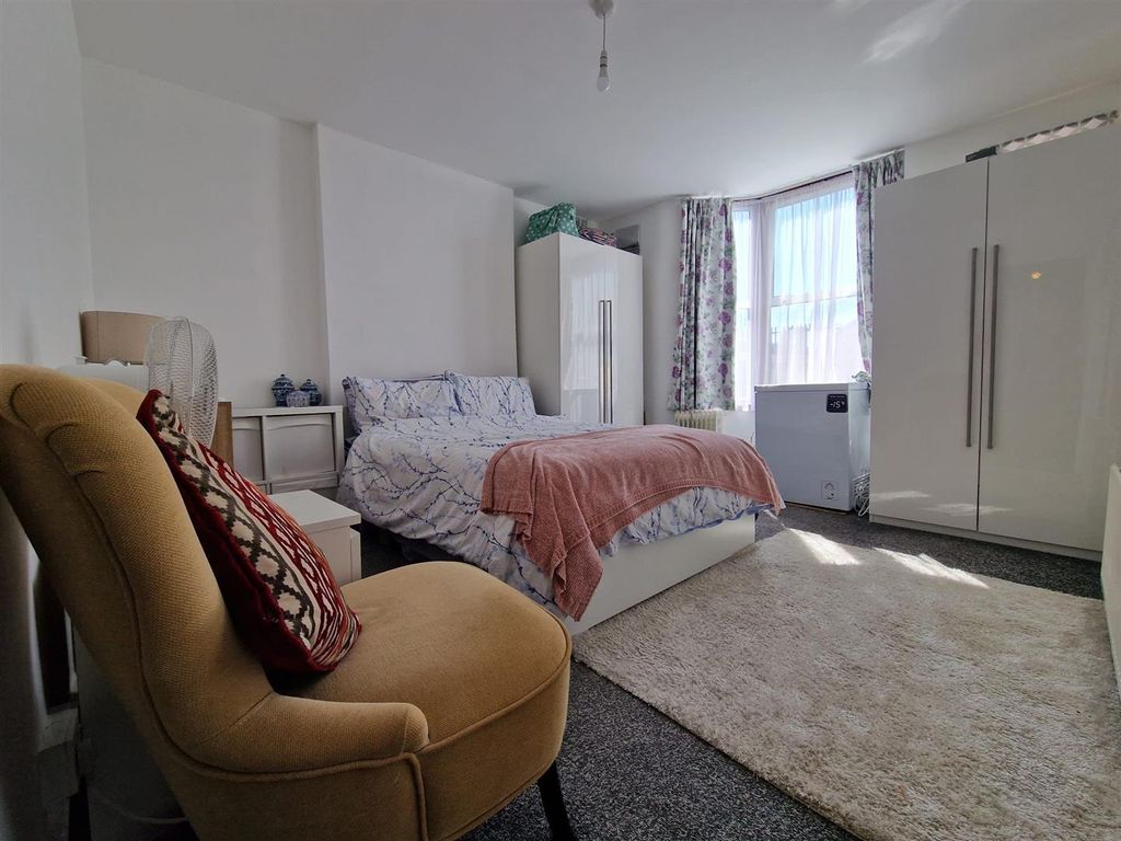 Property photo 3 of 7 Bed 1.Jpg