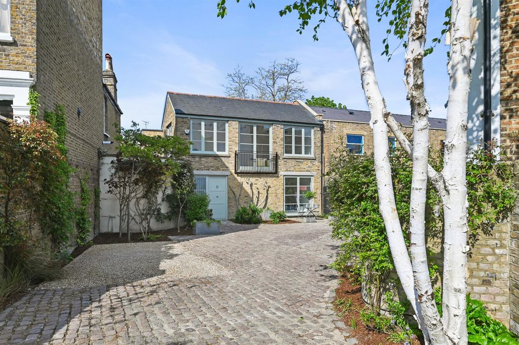 Property photo 1 of 12 Hyde Mews