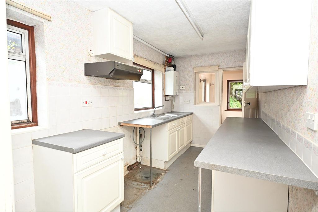 Property photo 3 of 21 Kitchen