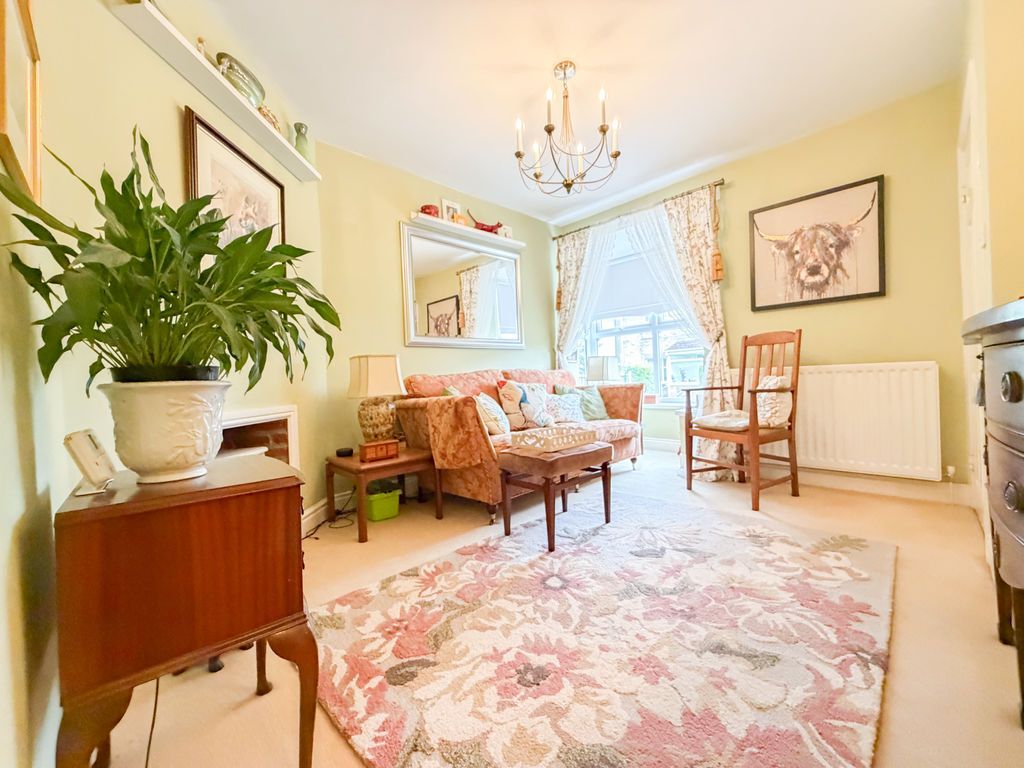 Property photo 3 of 13 Lounge
