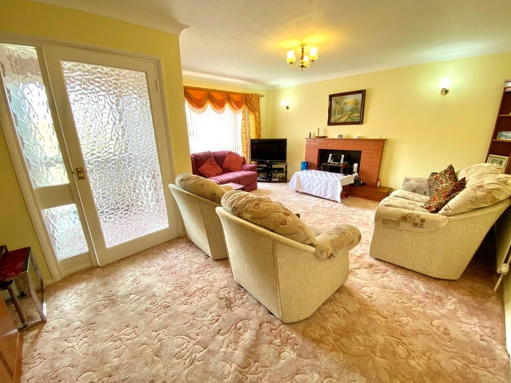 Property photo 3 of 17 Lounge