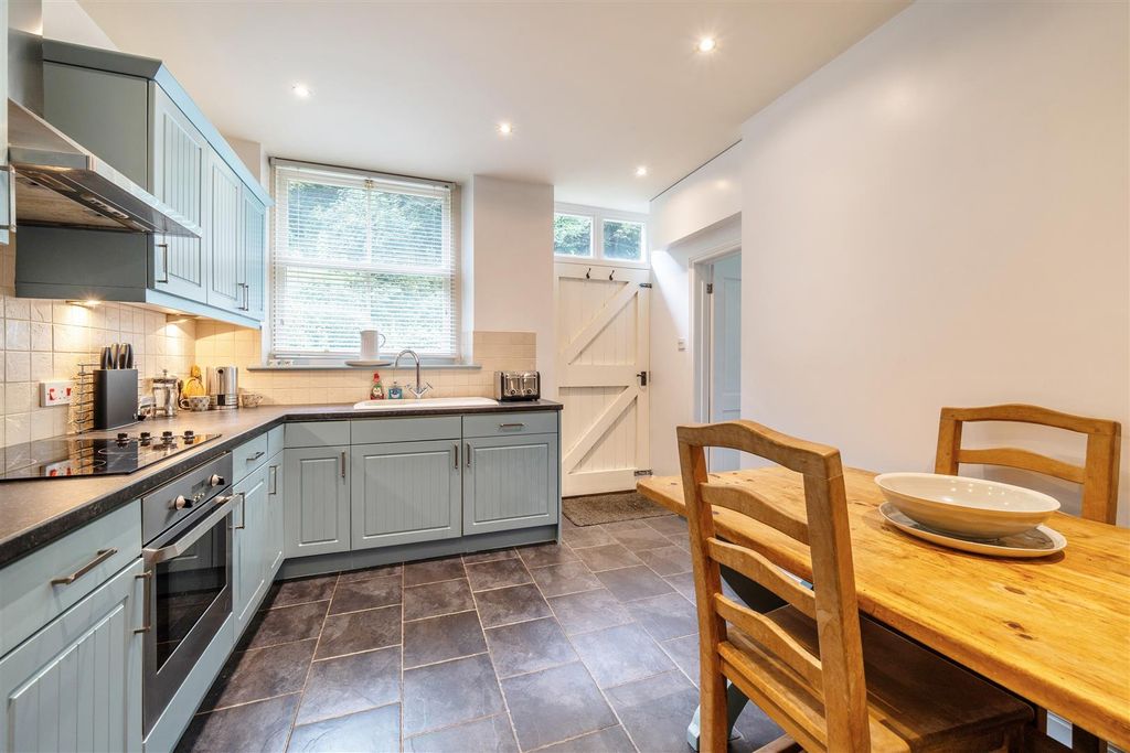 Property photo 3 of 10 Kitchen