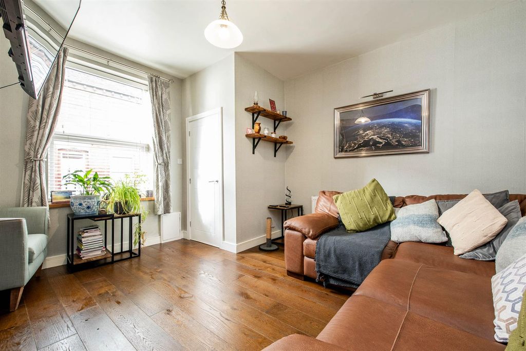 Property photo 3 of 22 Lounge