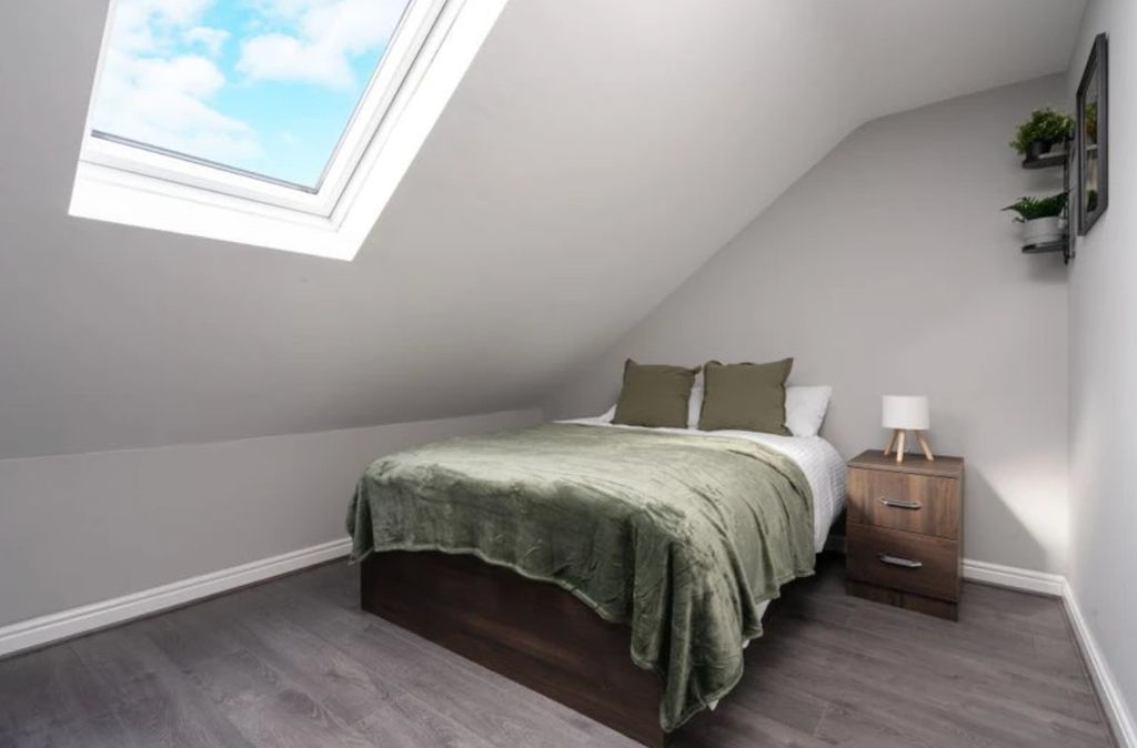 Property photo 2 of 8 Cozy Double Bedroom Featuring A Comfortable Bed, S...