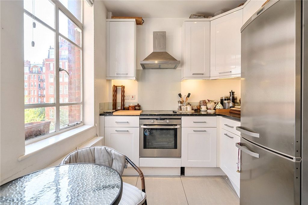 Property photo 3 of 11 Kitchen