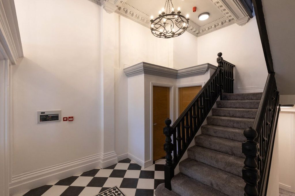 Property photo 3 of 9 Communal Hallway
