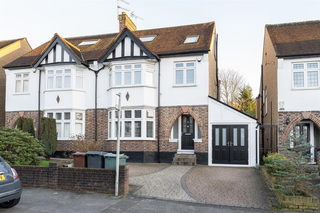 Property photo 1 of 27 Hollywood Way, E4