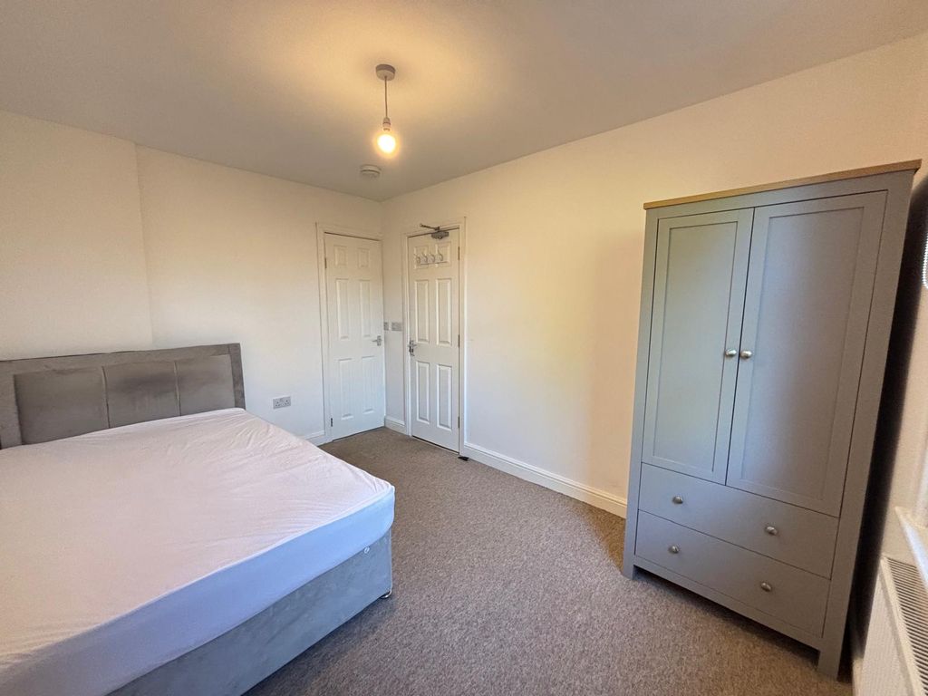 Property photo 2 of 8 8F0F6F5B-6B90-404B-86Ff-21Bce19Eab42