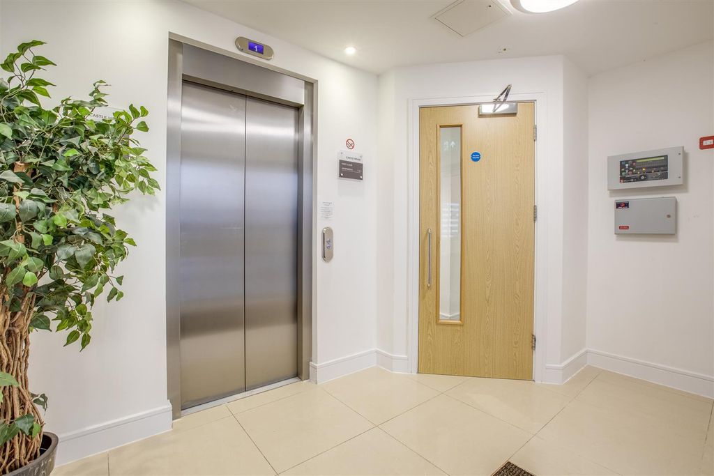 Property photo 2 of 13 13 Castle House, Desborough Road, Hp11 2Fp-10.Jpg