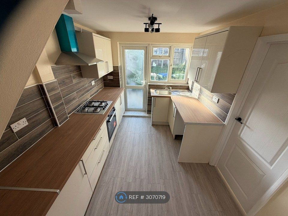 Property photo 3 of 12 Kitchen 1