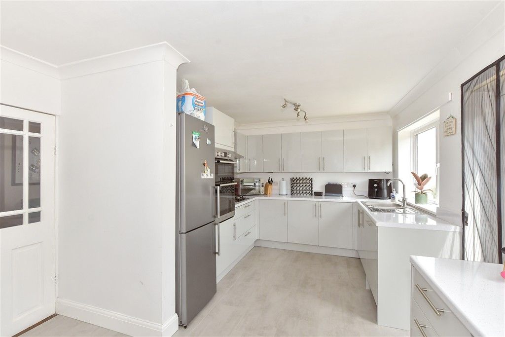 Property photo 1 of 11 Kitchen
