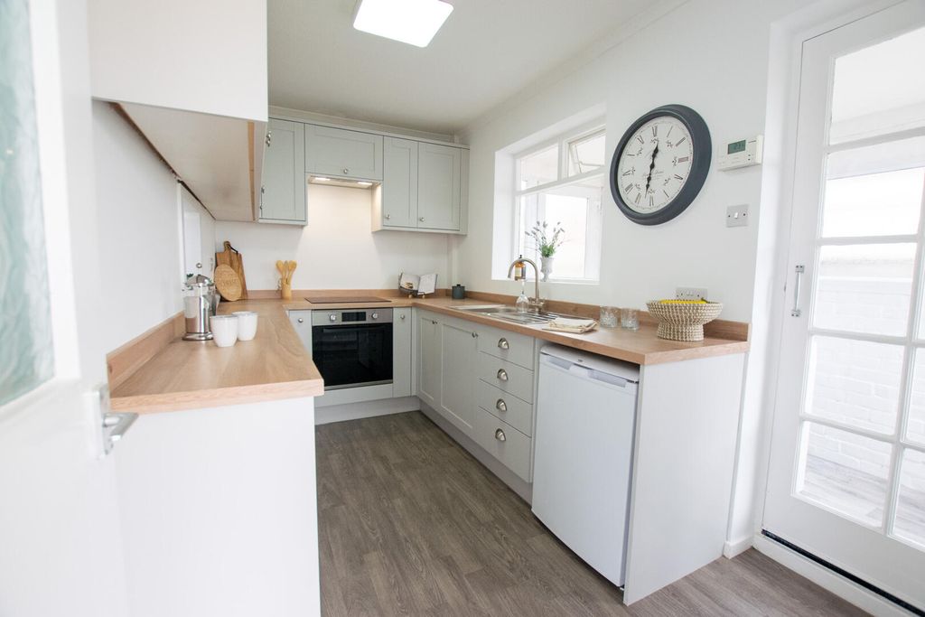 Property photo 3 of 18 Kitchen