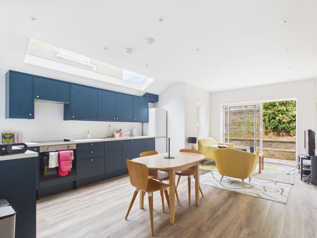Property photo 1 of 10 Kitchen