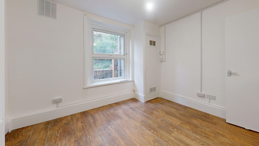 Property photo 2 of 16 Flat A, 98 Brooke Road, Stoke Newington, London, N16 7Rt