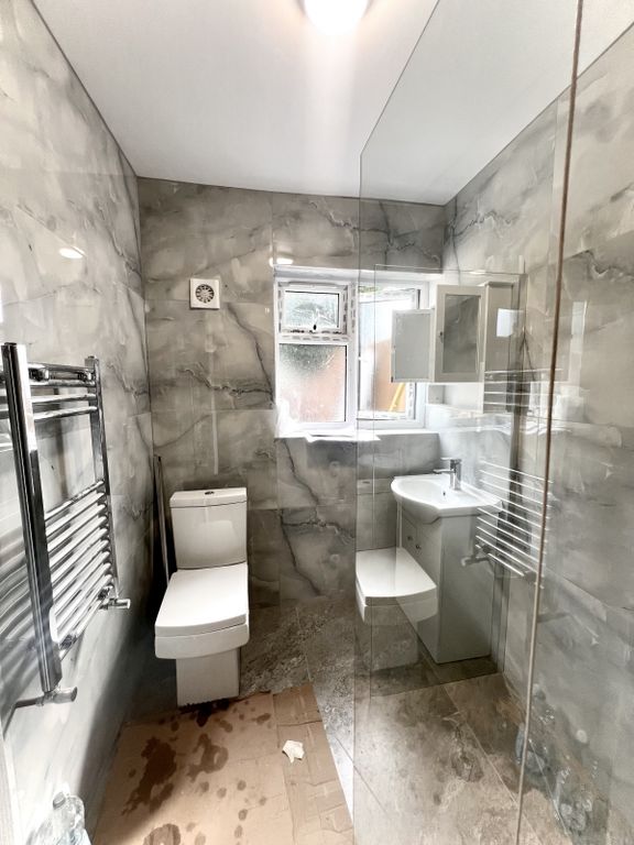 Property photo 2 of 11 Bathroom