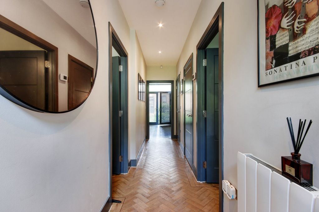 Property photo 2 of 11 Hallway