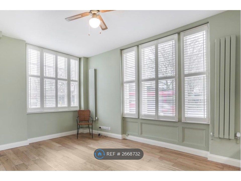 Property photo 1 of 10 Living Room