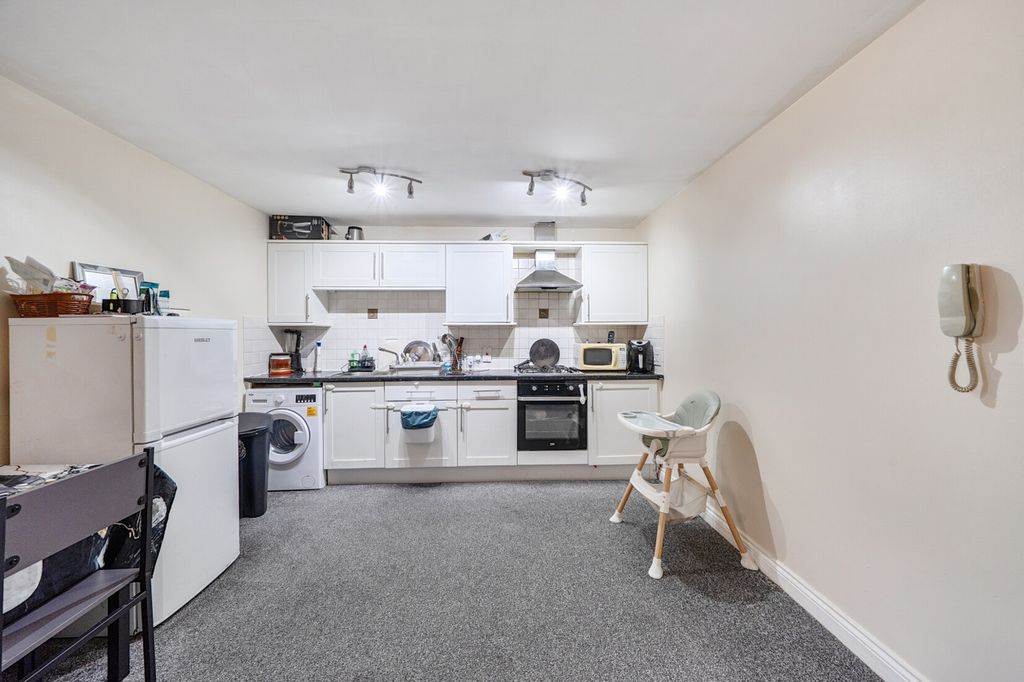 Property photo 3 of 9 Kitchen