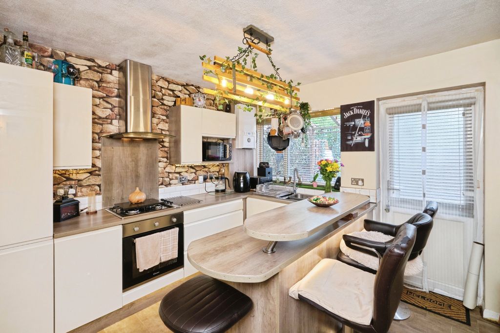 Property photo 3 of 23