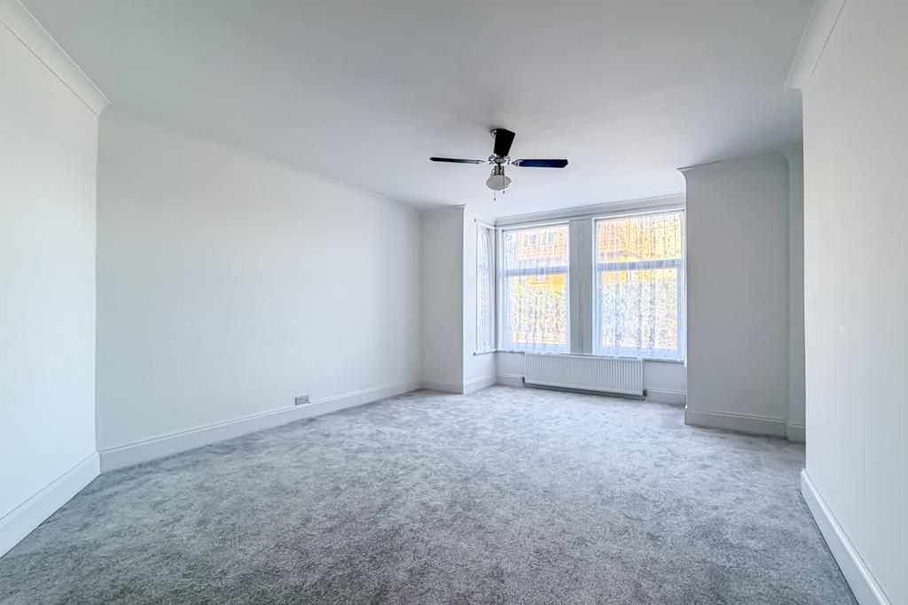 Property photo 3 of 24 Lounge