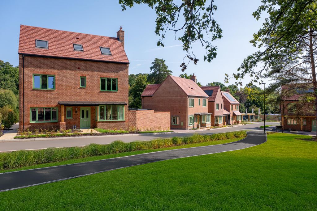 Property photo 1 of 13 Street Scene