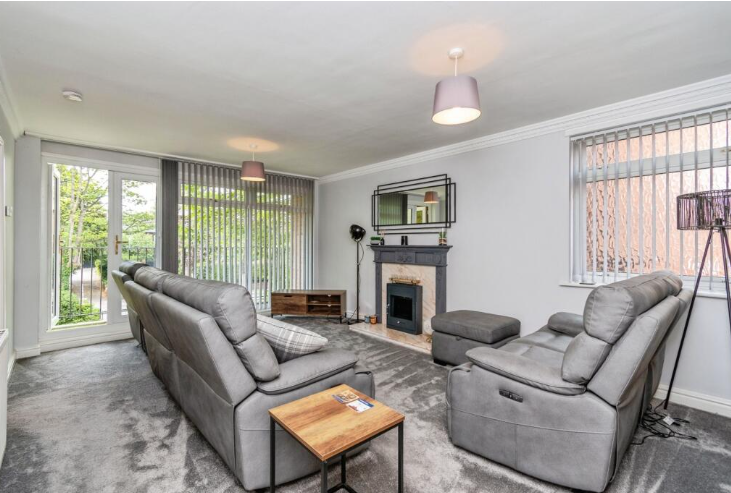 Property photo 2 of 11 Lounge