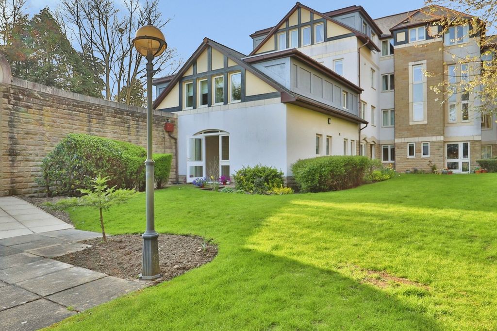 Property photo 1 of 15 Rosewood Court, Park Avenue