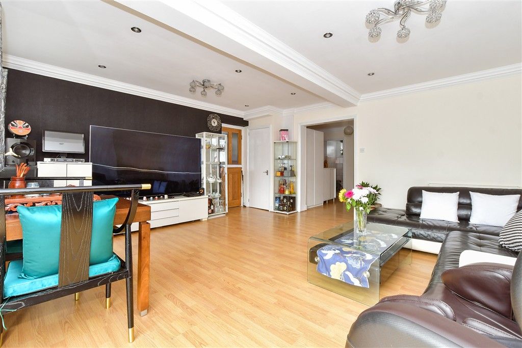 Property photo 3 of 14 Lounge