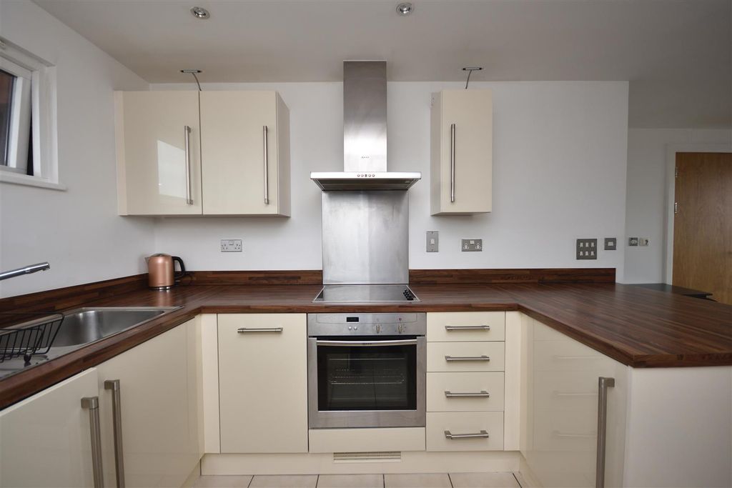 Property photo 2 of 25 Kitchen