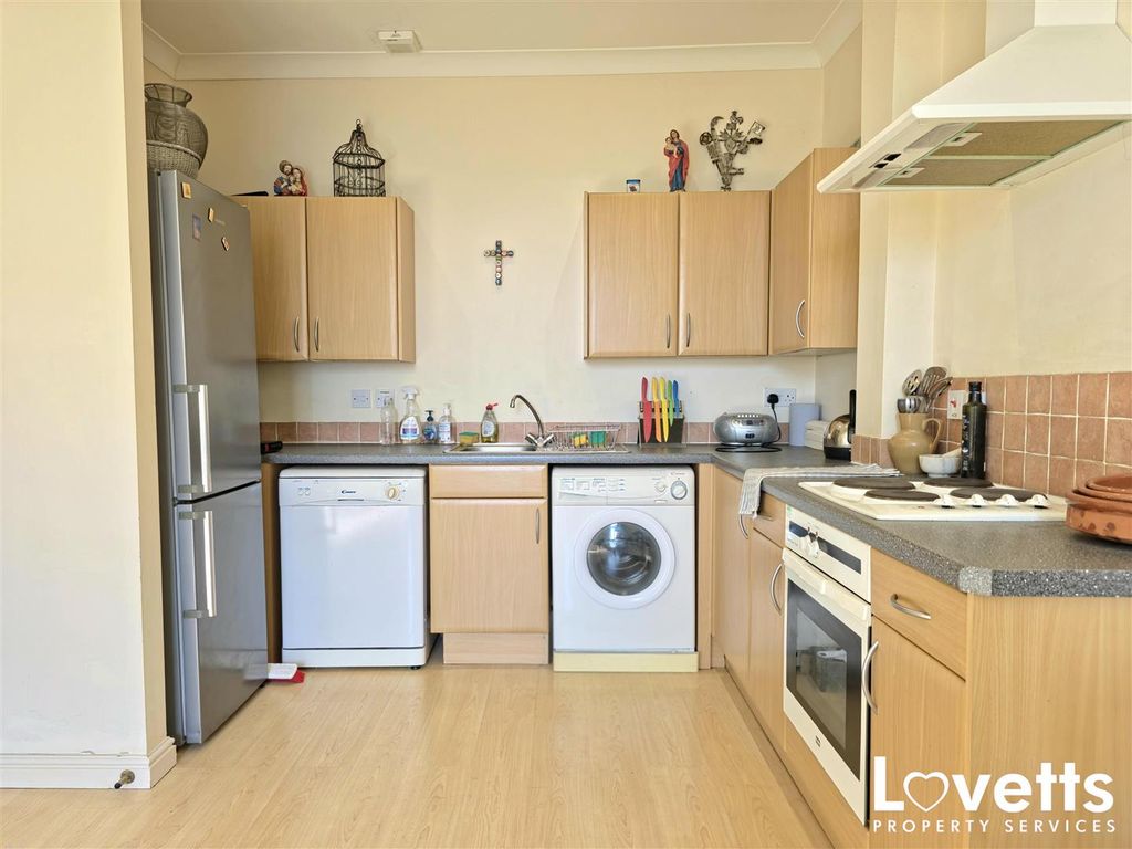 Property photo 3 of 8 Kitchen