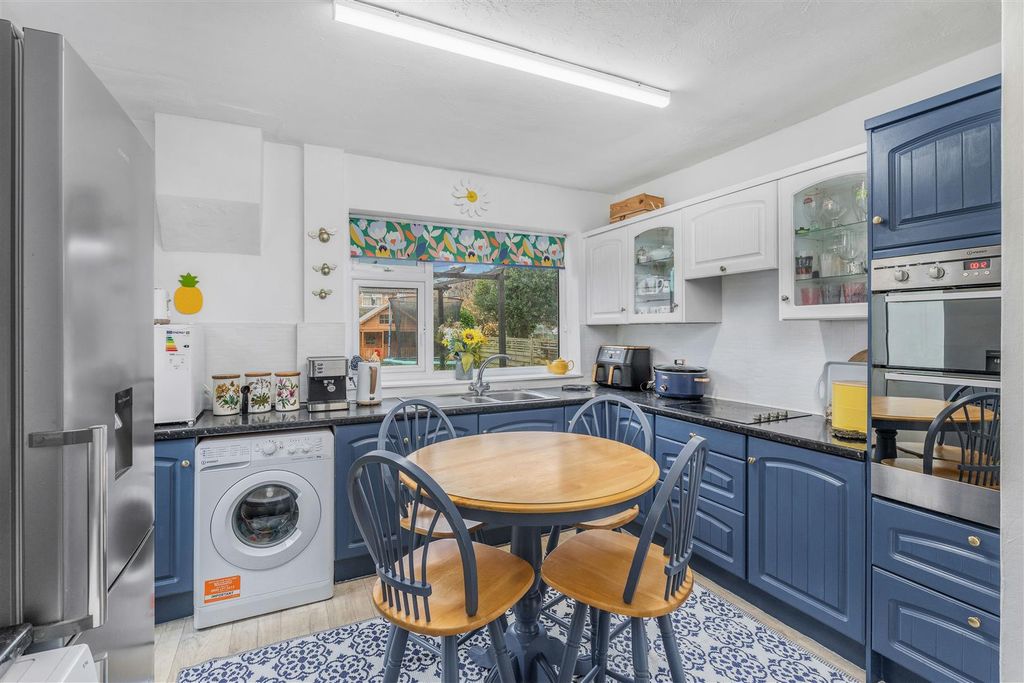 Property photo 3 of 15 18 Chacombe Road, Middleton Cheney-9.Jpg