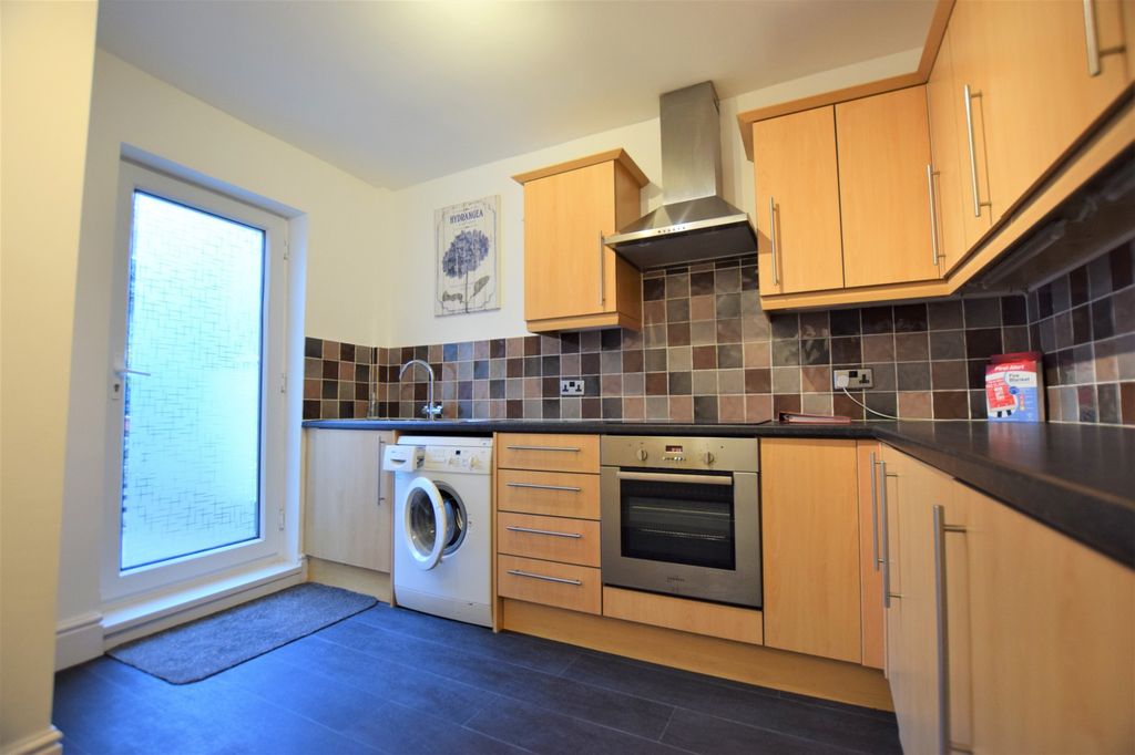 Property photo 3 of 9 Kitchen