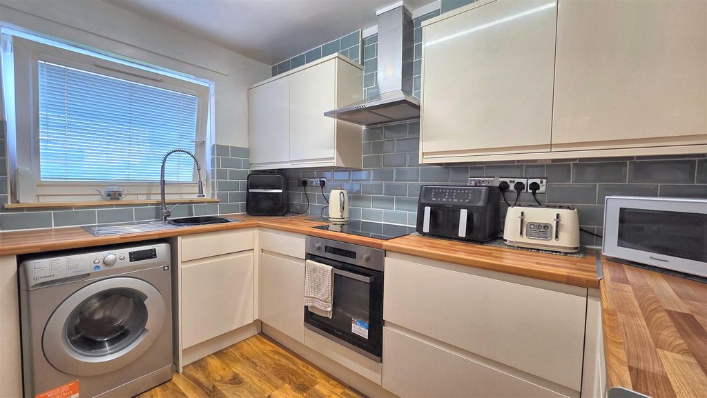 Property photo 2 of 8 Kitchen