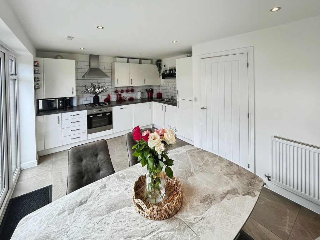 Property photo 3 of 17 Kitchen
