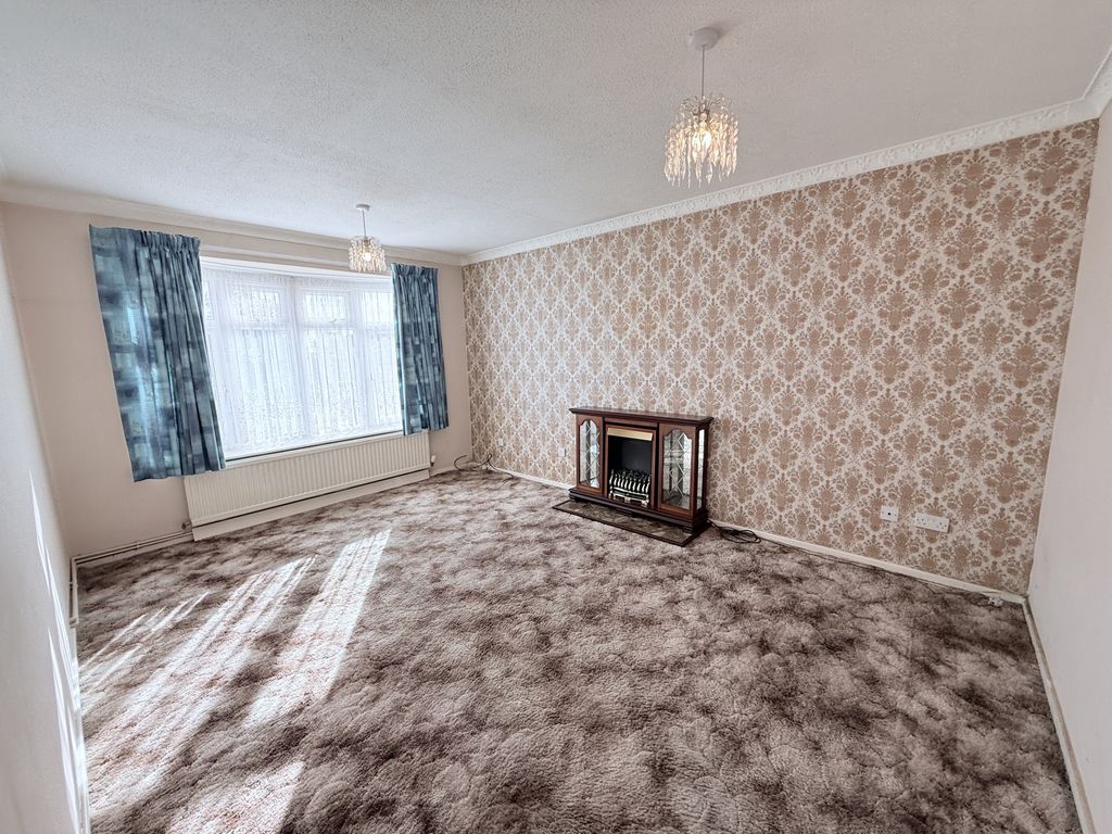 Property photo 3 of 14 Lounge
