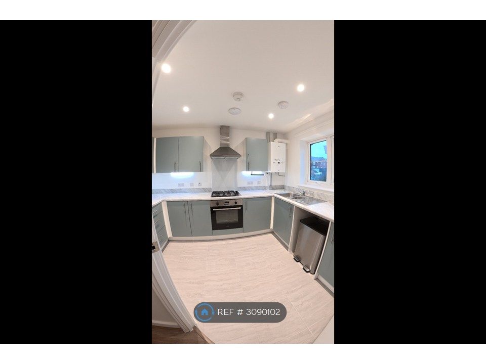 Property photo 3 of 11 Kitchen