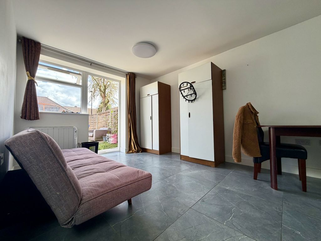 Property photo 1 of 4 Dabbs Hill Lane, Northolt Ub5