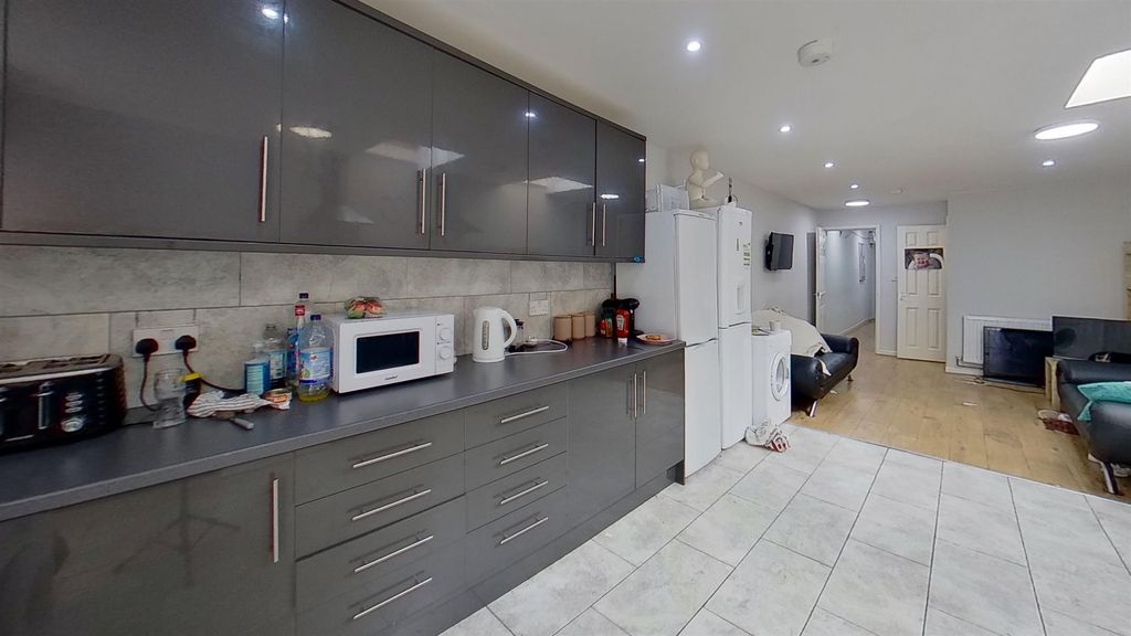 Property photo 3 of 14 260-Dawlish-Road-Kit