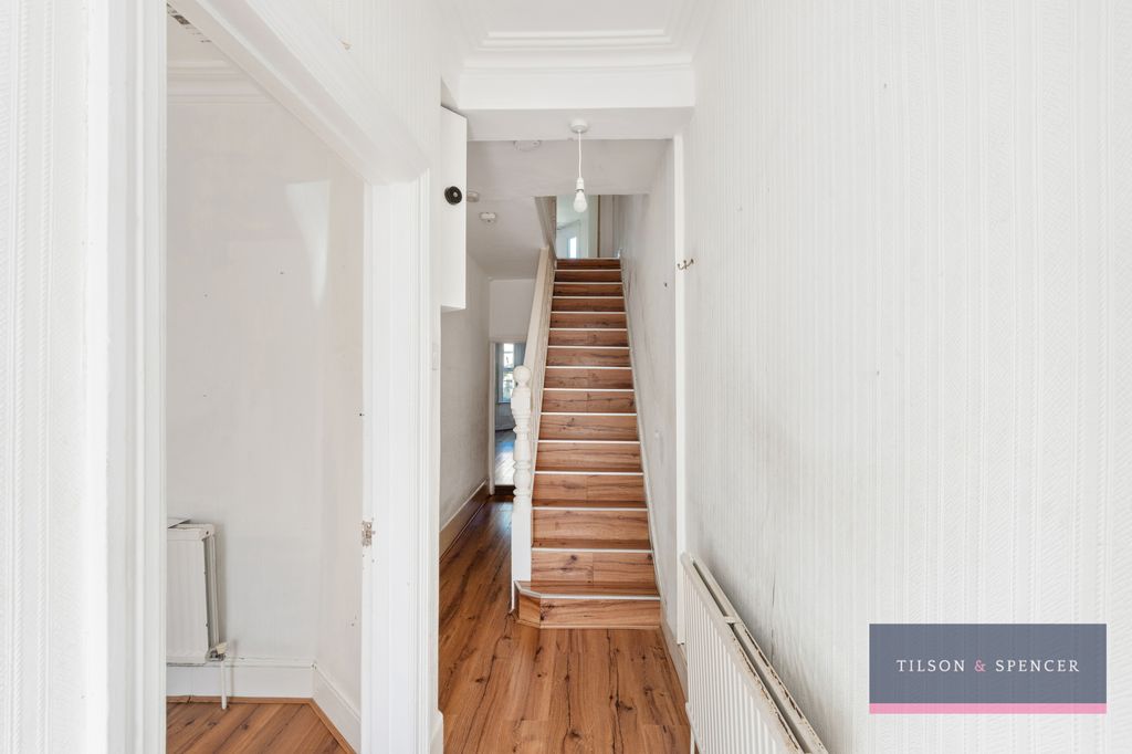 Property photo 3 of 19 2804202621_Tils_79 Woodside Gardens _N17 6Un_004_W