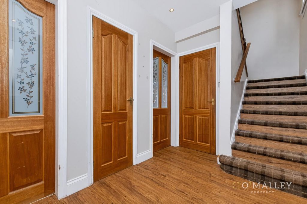 Property photo 2 of 16 Hallway