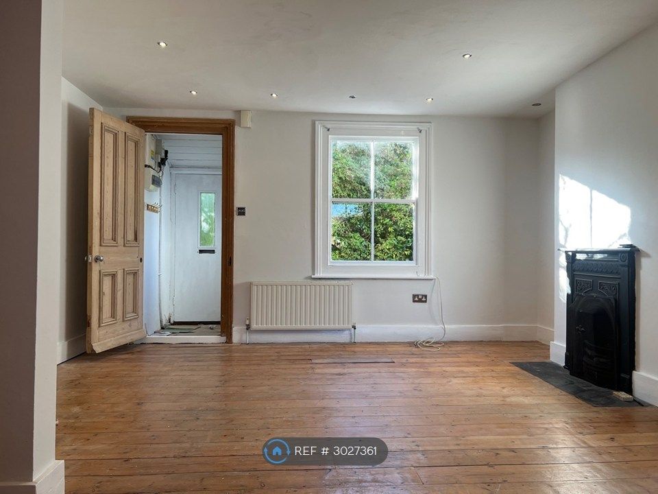 Property photo 3 of 16 Lounge