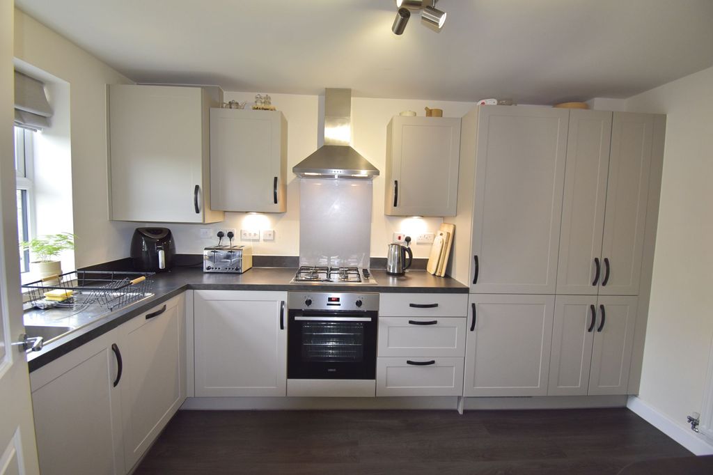 Property photo 3 of 19 Kitchen