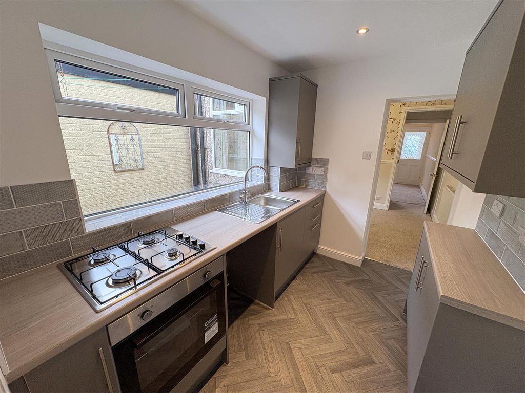 Property photo 1 of 10 Kitchen