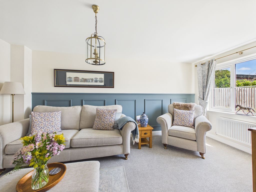 Property photo 3 of 19 Lounge