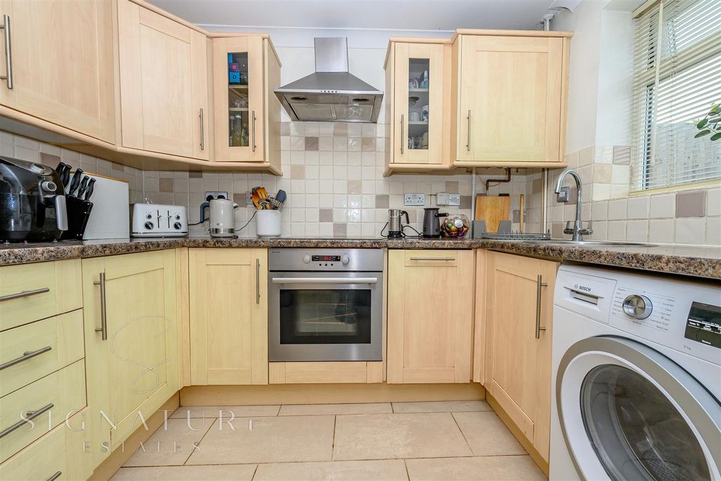 Property photo 3 of 11 Kitchen